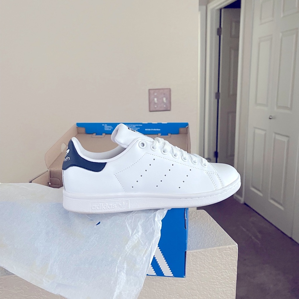 Brand new nothing but tried on size 7 women blue and white STAn Smith
